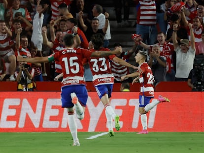 Bryan Zaragoza celebra una de sus anotaciones frente al FC Barcelona.