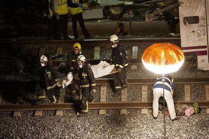 Los servicios de emergencia trabajan junto a las vías tras el accidente del tren Alvia que cubría la ruta entre Madrid y Ferrol