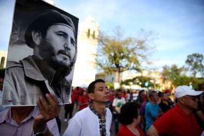 Simpatizantes salvadoreños participan de un homenaje a Fidel Castro , en San Salvador (El Salvador).