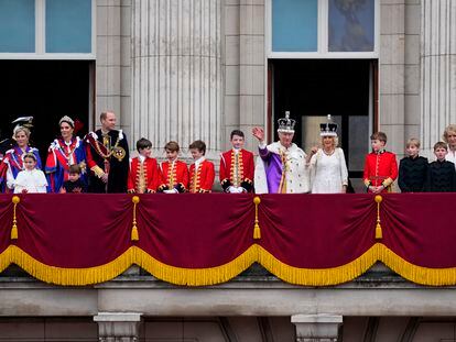 Saludo de Carlos III desde el balcón del palacio de Buckingham.