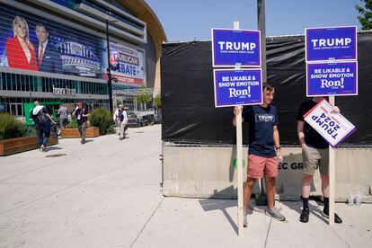 Simpatizantes de Trump, este martes, en el exterior del Fiserv Forum, el recinto de Milwaukee donde se celebra el debate.