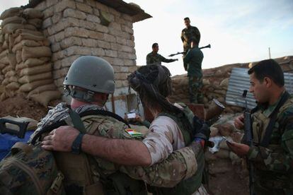 Un grupo de Pesmergas kurdos posan con un ex marine de EE UU  en Telskuf, al norte de Irak.