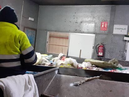 Un operario de la planta de separación de residuos plásticos de Colmenar Viejo (Madrid), en la primera cabina de triaje del material. 