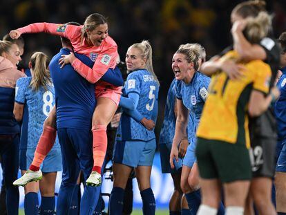 Sydney (Australia), 16/08/2023.- England players celebrate winning the FIFA Women's World Cup semi-final soccer match between Australia and England in Sydney, Australia, 16 August 2023. (Mundial de Fútbol) EFE/EPA/DEAN LEWINS AUSTRALIA AND NEW ZEALAND OUT EDITORIAL USE ONLY
