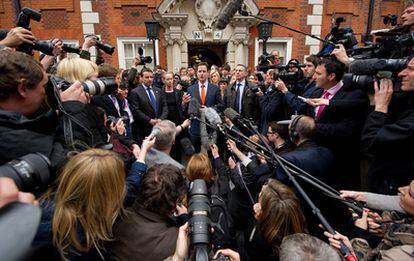 El líder del Partido Liberal Demócrata, Nick Clegg, atiende a los medios a las puertas del cuartel general de la formación.
