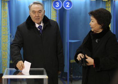 Nursultán Nazarbáyev junto a su mujer Sara Voters durante su votación.