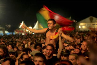 Arriba y a la izquierda, ambiente en la primera jornada del mayor festival de <i>reggae </i><b>de Europa</b>.