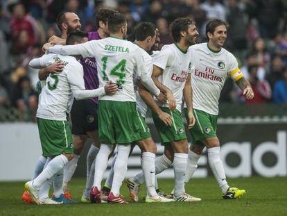 Ra&uacute;l, el segundo por la derecha, celebra un gol