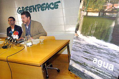 El director general de Greenpeace España, Juan López de Uralde (dcha.), durante la rueda de prensa.