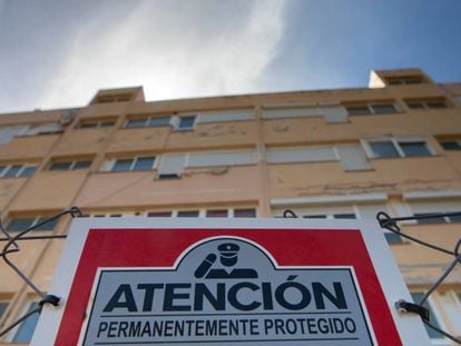 Cartel de vigilancia en un bloque de pisos vacíos en la isla de Ibiza.