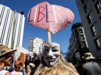Decenas de miles de franceses han salido por quinto sábado consecutivo a protestar contra el certificado covid