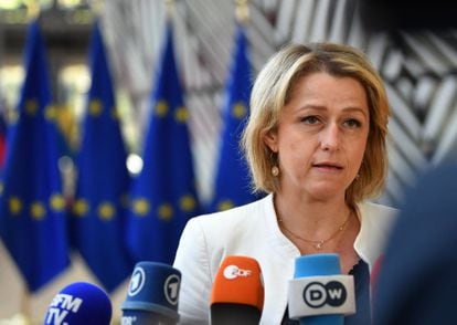 La ministra de Transición Ecológica de Francia, Barbara Pompili, en su comparecencia ante la prensa previa a la reunión en Bruselas el lunes de los ministros de Energía de la UE.  