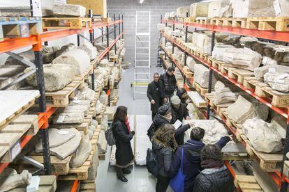 Un grupo de ciudadanos visita el centro de colecciones del Museo de Historia de Barcelona.