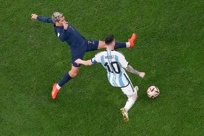 Antoine Griezmann trata de impedir el disparo de Lionel Messi.