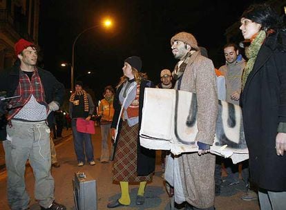 Un grupo de jóvenes disfrazados de pobres que buscan casa, tras finalizar una manifestación que recorrió el centro de Barcelona en diciembre de 2019.