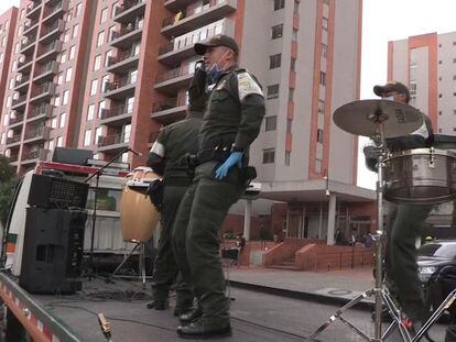 La Policía colombiana anima la cuarentena con música en directo