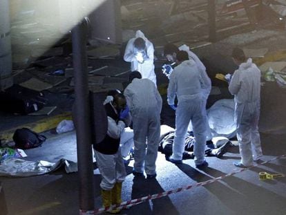 Investigadores forenses, ayer tras el atentado en Estambul. / FOTO: EFE / VÍDEO: REUTERS-LIVE