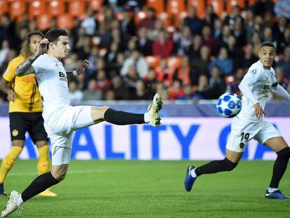 Santi Mina marca el segundo gol del Valencia al Young Boys.