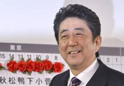 La Bolsa de Tokio reaccionó hoy con subidas a la victoria del ex primer ministro Shinzo Abe -en la foto- en las elecciones generales de este domingo en Japón, que se reflejó en un nuevo retroceso del yen frente al euro y el dólar.