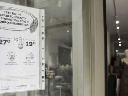 Un cartel informativo en una tienda de ropa de Valencia sobre las medidas del plan de ahorro energético.