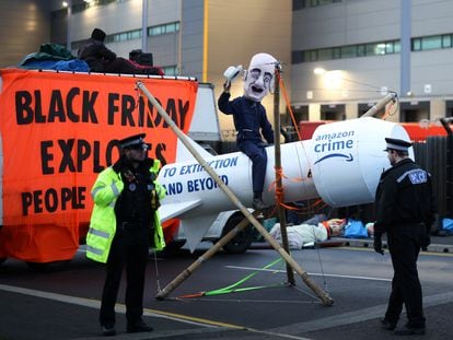 Los activistas de Extinction Rebellion bloquean la entrada a una sede de Amazon en Tilbury, en el Reino Unido, este viernes.