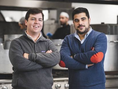 Andrés Casal y Efrén  Álvarez, fundadores y CEO de Wetaca, en las cocinas de la compañía.