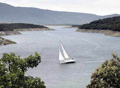 Un velero navega por el pantano de El Atazar.