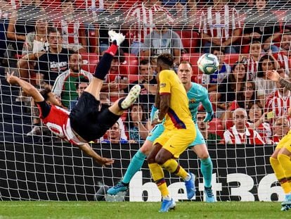 Aduriz marca de chilena ante el Barça el pasado agosto en San Mamés.