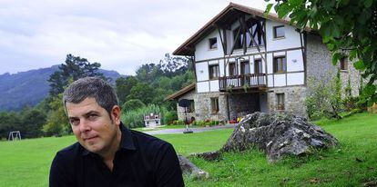Kepa Junkera en las inmediaciones de su caserío, en Busturia. 
