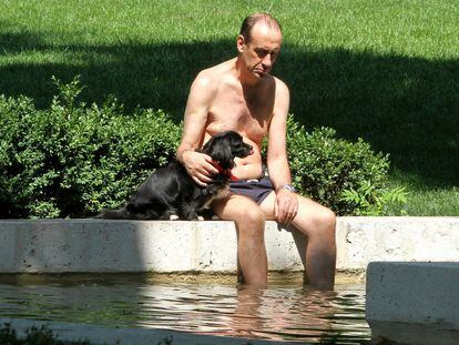 Un hombre se refresca en una fuente del Parque del Retiro en Madrid, el 29 de julio de 2015.