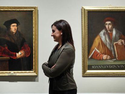 La consejera de Cultura, María José Català, junto a los retratos de Moro y Joan Lluís Vives.