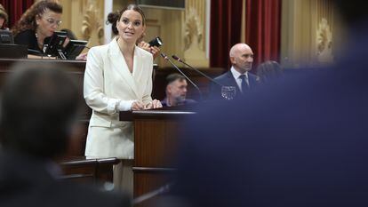 La presidenta del PP de las Islas Baleares, Marga Prohens, interviene durante la primera sesión de su pleno de investidura, en el Parlament Balear, el pasado julio.