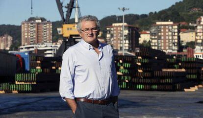Ricardo Peña, en las instalaciones del Puerto de Pasaia.