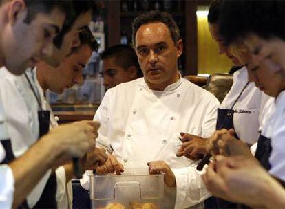 Ferran Adrià junto a sus colaboradores de El Bulli.