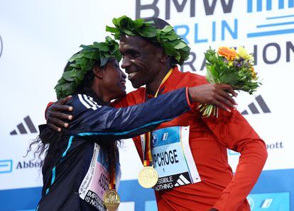 Assefa y Kipchoge en el podio del Maratón del Berlín.