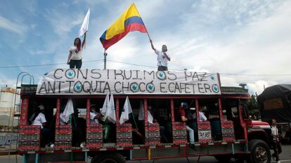 Ex miembros del grupo FARC exigen el cumplimiento del acuerdo de paz firmado con el gobierno nacional en octubre de 2020.