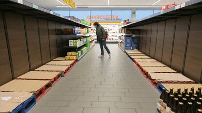 Estanterías de leche vacías, este martes en un supermercado de Colmenar Viejo (Madrid).
