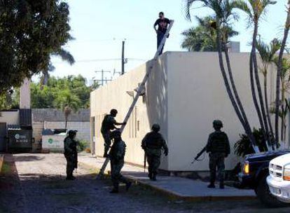 Soldados vigilan el techo del hospital de Sinaloa donde fue cayó el cuerpo
