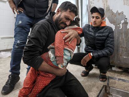 El padre de Sabreen Abu Helwa, de tres años, abraza por última vez el cuerpo de su hija, muerta en un bombardeo israelí, en el hospital Mártires de Al Aqsa, en Deir al Balah, Gaza, el 23 de diciembre de 2023.