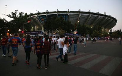 Aficionados esperan por la Supercopa entre el Barça y el Sevilla.