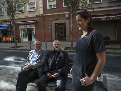 Laura de Andrés, l'advocat del cas José Molina (e) i el president de l'associació de veïns, Antonio Silva (c), al carrer Cadí aquesta setmana.
