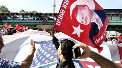 Bandera con el rostro del presidente Erdogan, líder del AKP, Partido de la Justicia y el Desarrollo.