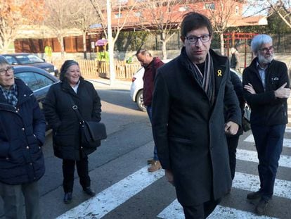 Carles Mund&oacute; a su llegada al colegio electoral de Gurb (Barcelona), donde reside, el pasasdo 21 de diciembre.