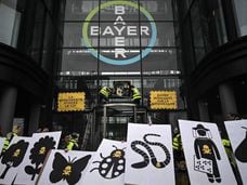 Protesta en marzo ante las oficinas de Bayer en París. 