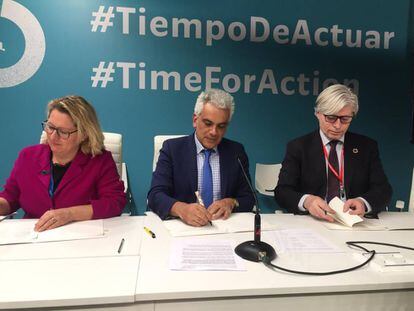 El ministro de Ambiente de Colombia, Ricardo Lozano (centro), firma la declaración conjunta junto a sus homólogos de Alemania y Noruega. 