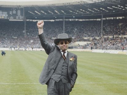 Elton John, entonces presidente del Watford FC, durante la final de la FA Cup ante 100.000 aficionados en el estadio de Wembley. El artista hablaría de esa jornada como una de las más felices de su vida, a pesar de que perdieron contra el Everton.