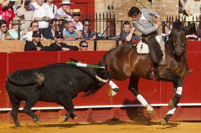 Diego Ventura durante la faena con el primer toro.