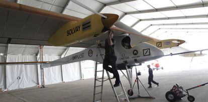 Los operarios reponen el avión solar tras su llegada a Barajas.