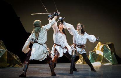 Carmen Ruiz (centro) y Macarena Gómez en 'Las dos bandoleras' (Festival de Almagro).