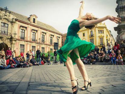 Danza en la plaza Virgen de los Reyes de Sevilla.